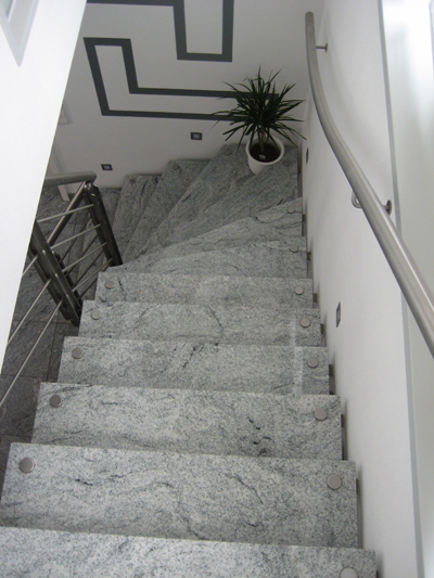freitragende Treppe aus Viscont white poliert